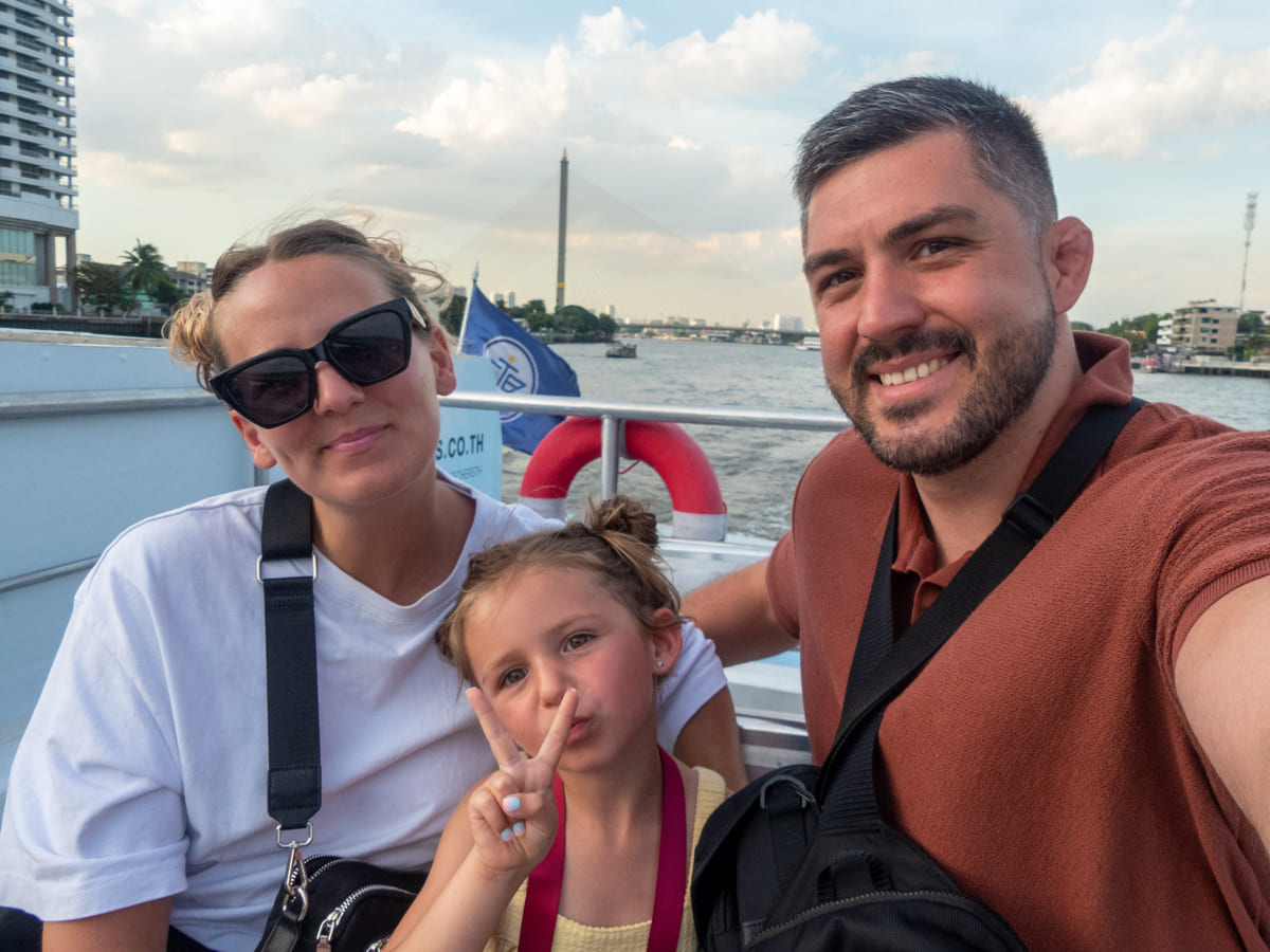 Maud, Anna et Cyril sur un bateau sur le Chao Phraya à Bangkok, en Thaïlande.